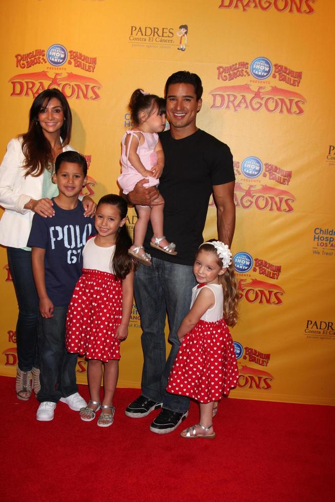 los angeles, jul 12 - courtney mazza, mario lopez e filha em seus braços, e seus sobrinhos chegam aos dragões apresentados por ringling bros e barnum e bailey circus no grampos center em 12 de julho de 2012 em los angeles, ca foto