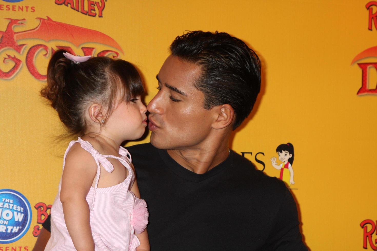 los angeles, 12 de julho - mario lopez e filha chegam ao dragons apresentados por ringling bros e barnum e bailey circus no grampos center em 12 de julho de 2012 em los angeles, ca foto