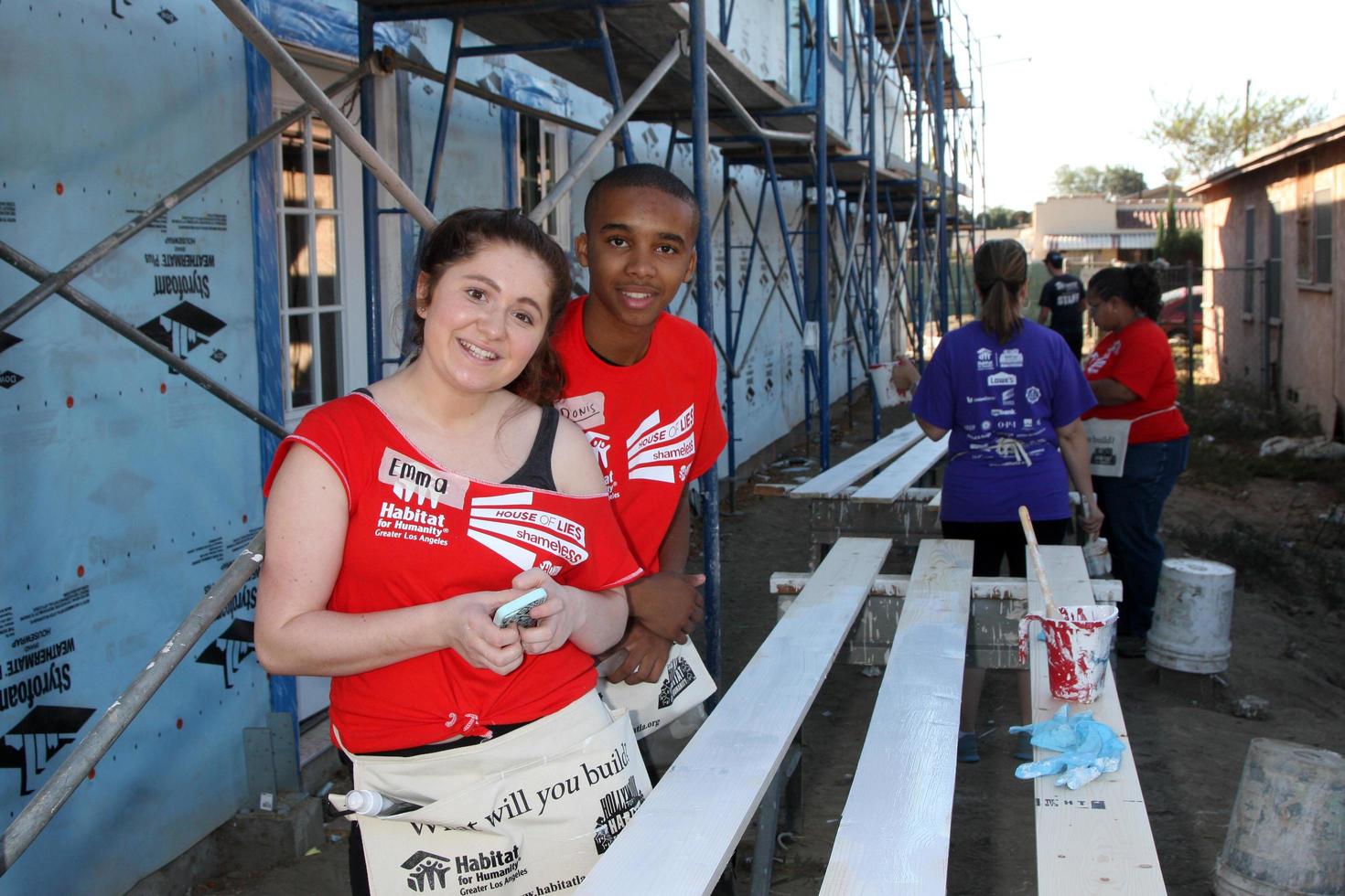 los angeles, 25 de outubro - emma kenney, donis leonard jr no habitat for humanity build by showtime s house of lies and shameless at magnolia blvd em 25 de outubro de 2014 em lynwood, ca foto