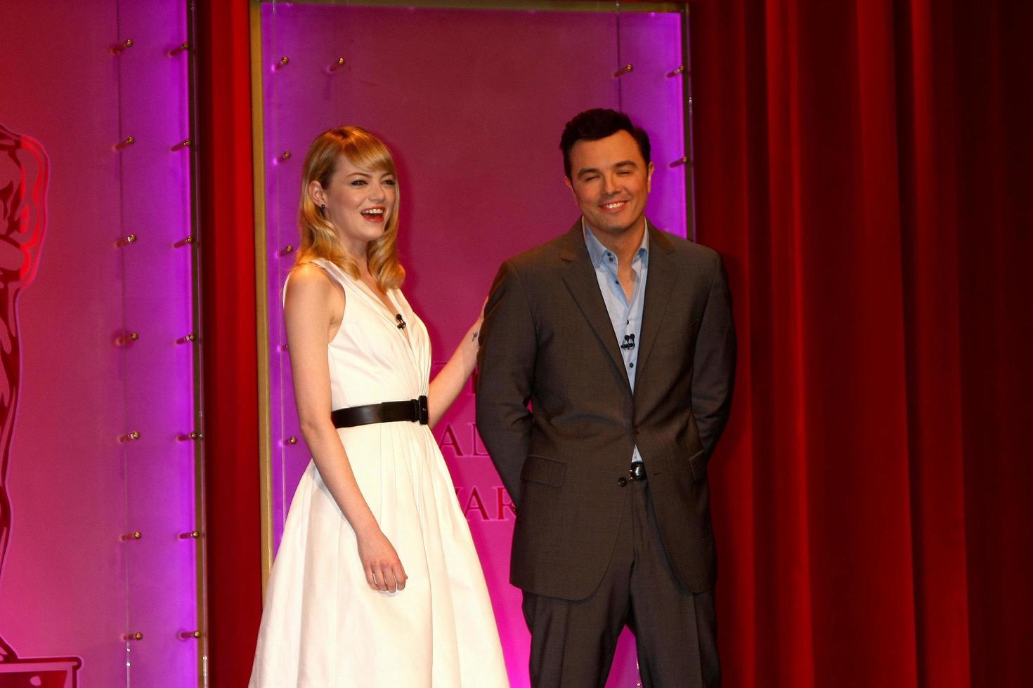 los angeles, 10 de janeiro - emma stone, seth macfarlane nos anúncios de indicação ao prêmio da academia de 2013 no teatro samuel goldwyn em 10 de janeiro de 2013 em beverly hills, ca foto