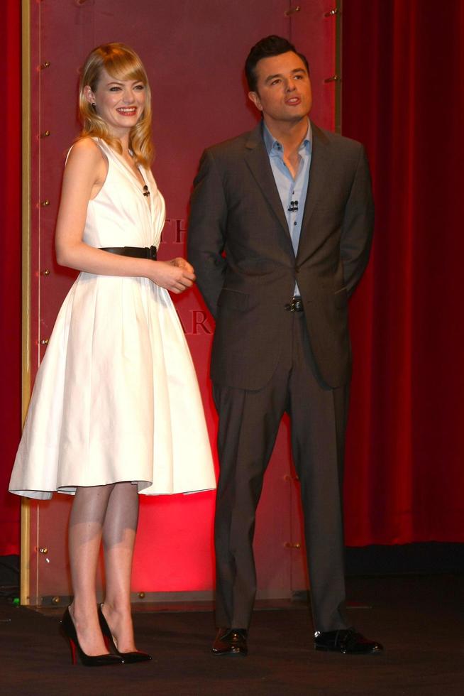 los angeles, 10 de janeiro - emma stone, seth macfarlane nos anúncios de indicação ao prêmio da academia de 2013 no teatro samuel goldwyn em 10 de janeiro de 2013 em beverly hills, ca foto