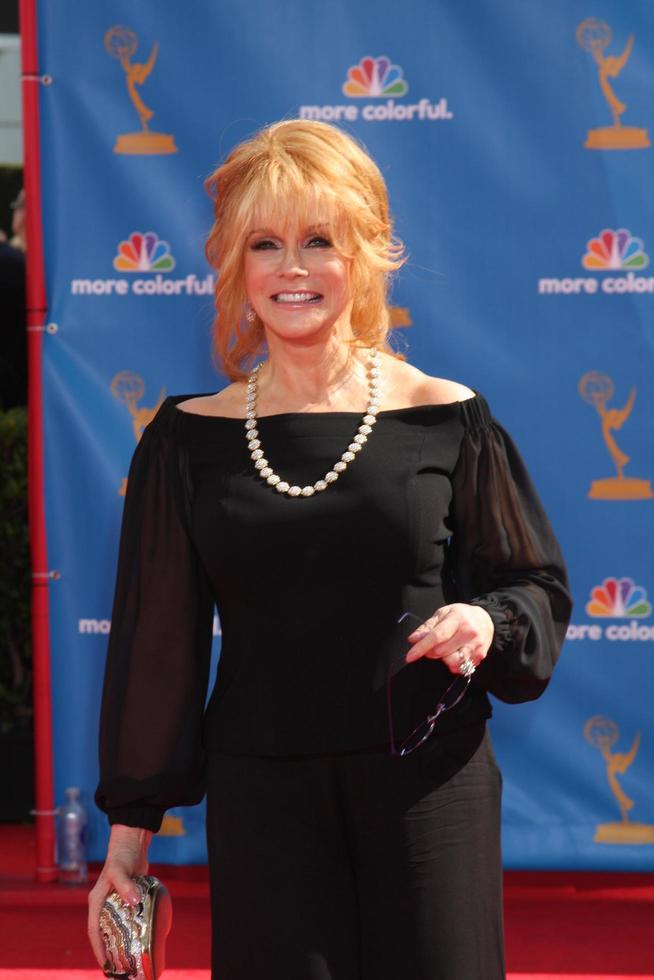 los angeles, 29 de agosto - ann margret chega aos prêmios emmy 2010 no nokia theater no la live em 29 de agosto de 2010 em los angeles, ca foto