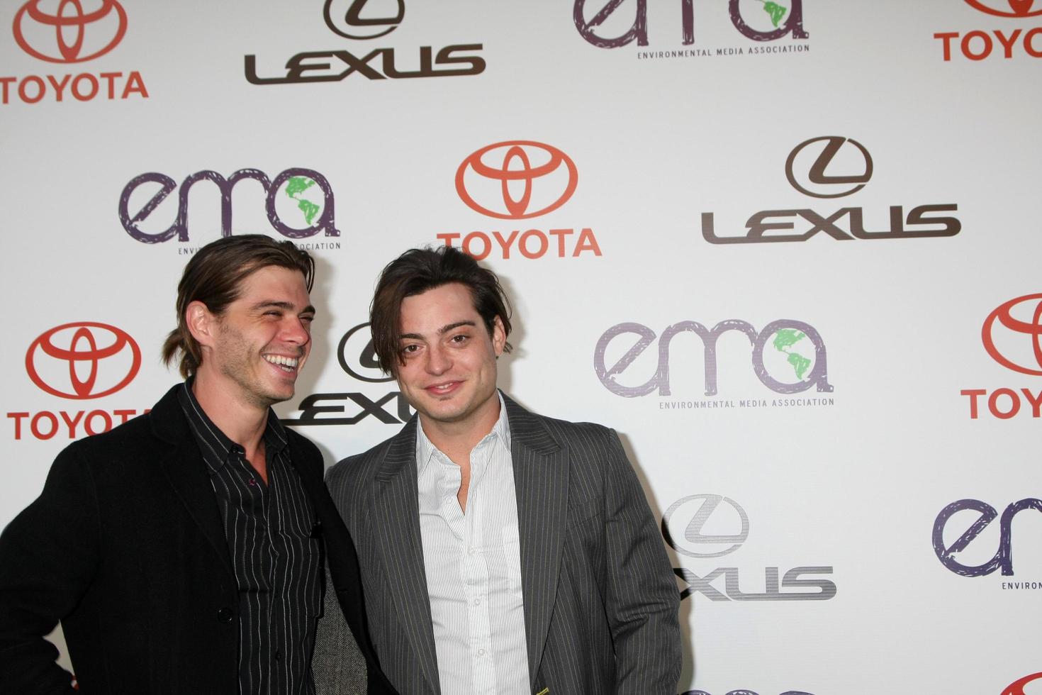 los angeles, 15 de outubro - matthew lawrence, andrew lawrence chegando aos prêmios de mídia ambiental de 2011 no estúdio Warner Brothers em 15 de outubro de 2011 em beverly hills, ca foto