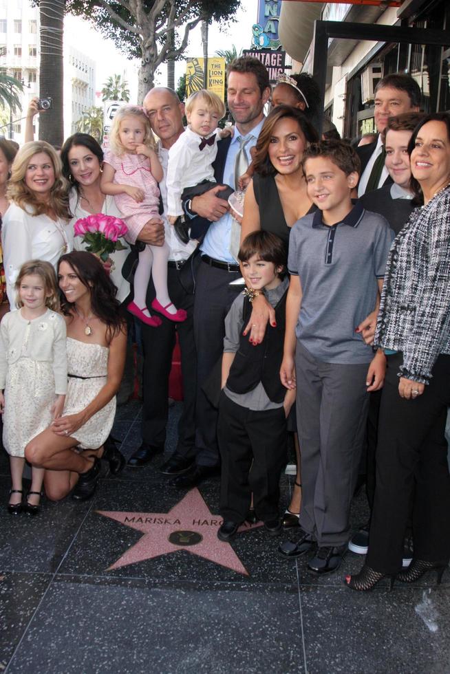 los angeles, 8 de novembro - mariska hargitay, família estendida na cerimônia da estrela da caminhada da fama de mariska hargitay hollywood em hollywood blvd em 8 de novembro de 2013 em los angeles, ca foto