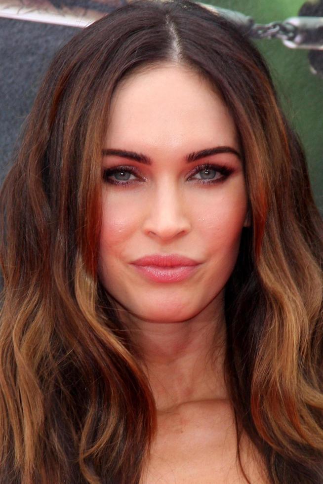 los angeles, 3 de agosto - megan fox na estréia das tartarugas ninja mutantes adolescentes no teatro da vila em 3 de agosto de 2014 em westwood, ca foto