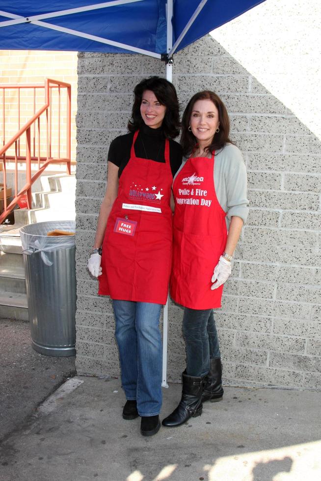 los angeles, 30 de novembro - joan separação, stepfanie kramer na câmara de comércio de hollywood 17º churrasco anual da polícia e bombeiros na estação wilcox em 30 de novembro de 2011 em los angeles, ca foto