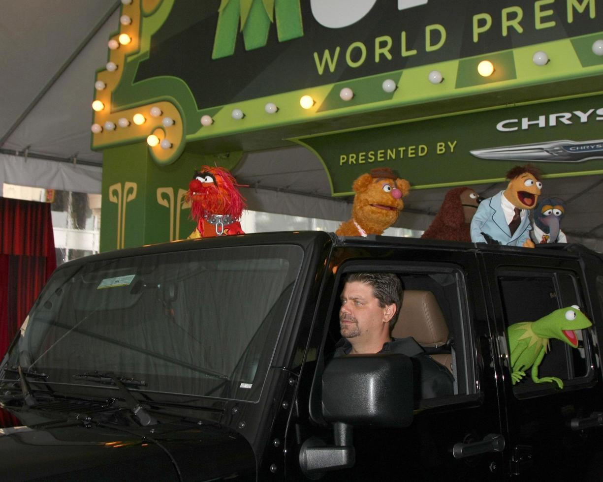 los angeles, 12 de novembro - mupets chegam na estreia mundial dos muppets no teatro el capitan em 12 de novembro de 2011 em los angeles, ca foto
