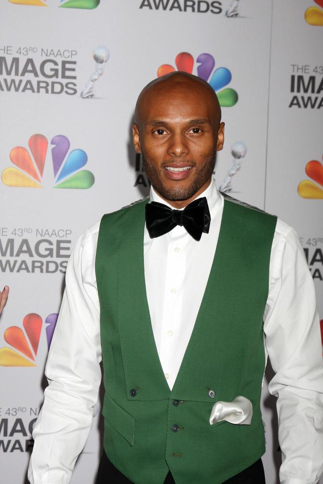 los angeles, 17 de fevereiro - kenny lattimore chega ao 43º naacp image awards no shrine auditium em 17 de fevereiro de 2012 em los angeles, ca foto