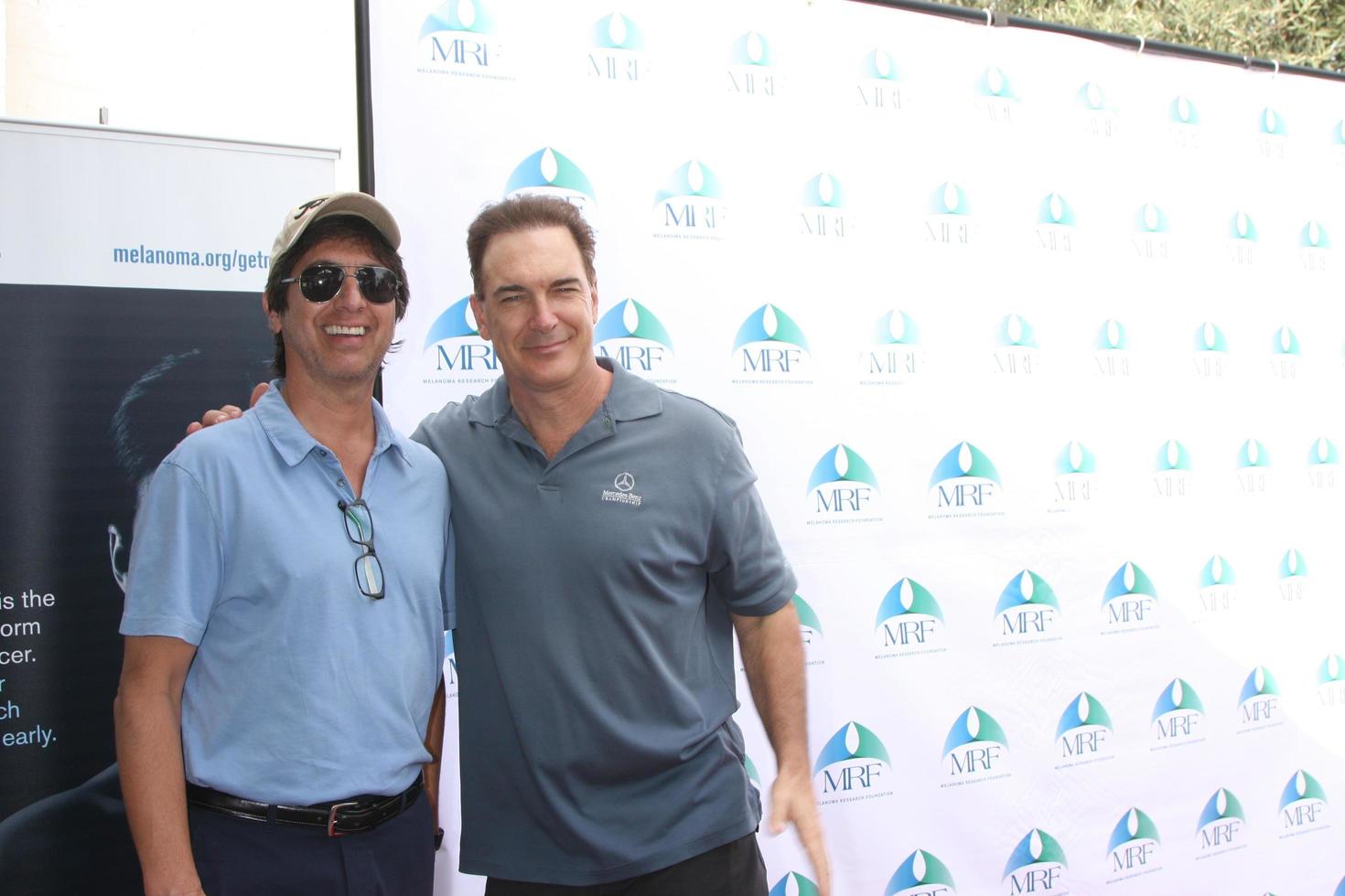 los angeles, 10 de novembro - ray romano, patrick warburton no terceiro clássico anual de golfe de celebridades para beneficiar a fundação de pesquisa de melanoma no clube de golfe à beira do lago em 10 de novembro de 2014 em burbank, ca foto