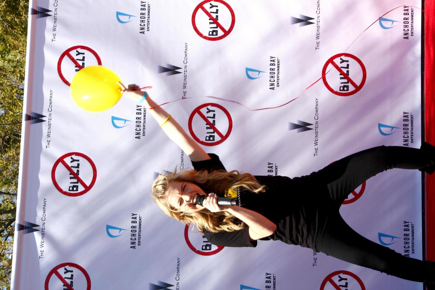 culver city, 28 de fevereiro - caso shauna no evento de lançamento de balão do documentário bully na escola secundária de culver city em 28 de fevereiro de 2013 em culver city, ca foto