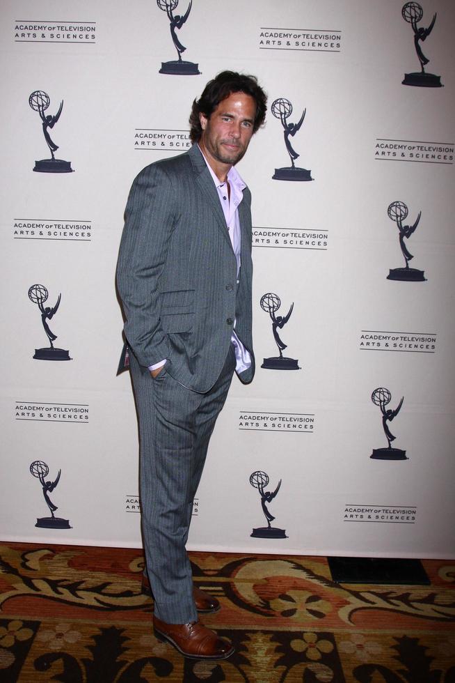 los angeles, 13 de junho - shawn christian chega na recepção diurna dos indicados ao emmy apresentada por atas no montage beverly hills em 13 de junho de 2013 em beverly hills, ca foto