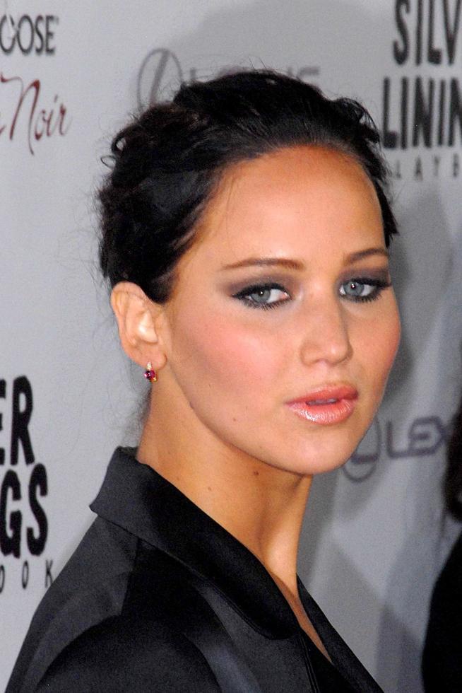 los angeles, 19 de novembro - jennifer lawrence chega ao cartilha prateado la premiere na academia de artes e ciências cinematográficas em 19 de novembro de 2012 em beverly hills, ca foto