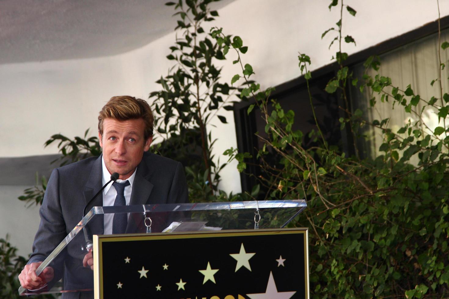 los angeles, 14 de fevereiro - simon baker na cerimônia da calçada da fama de hollywood homenageando simon baker no hollywood boulevard em 14 de fevereiro de 2013 em los angeles, ca foto