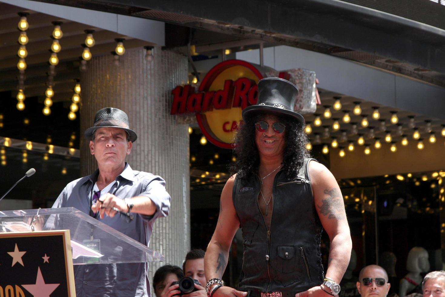 los angeles, 9 de julho - charlie sheen, slash na cerimônia da calçada da fama de hollywood para slash no hard rock cafe em hollywood e highland em 9 de julho de 2012 em los angeles, ca foto