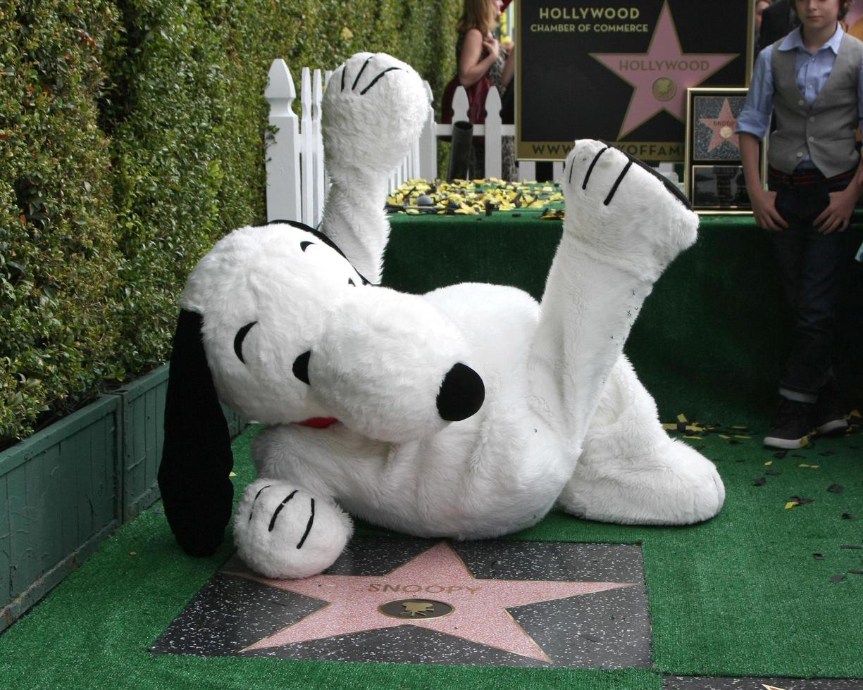 los angeles, 2 de novembro - snoopy na cerimônia de caminhada da fama snoopy hollywood na calçada da fama de hollywood em 2 de novembro de 2015 em los angeles, ca foto