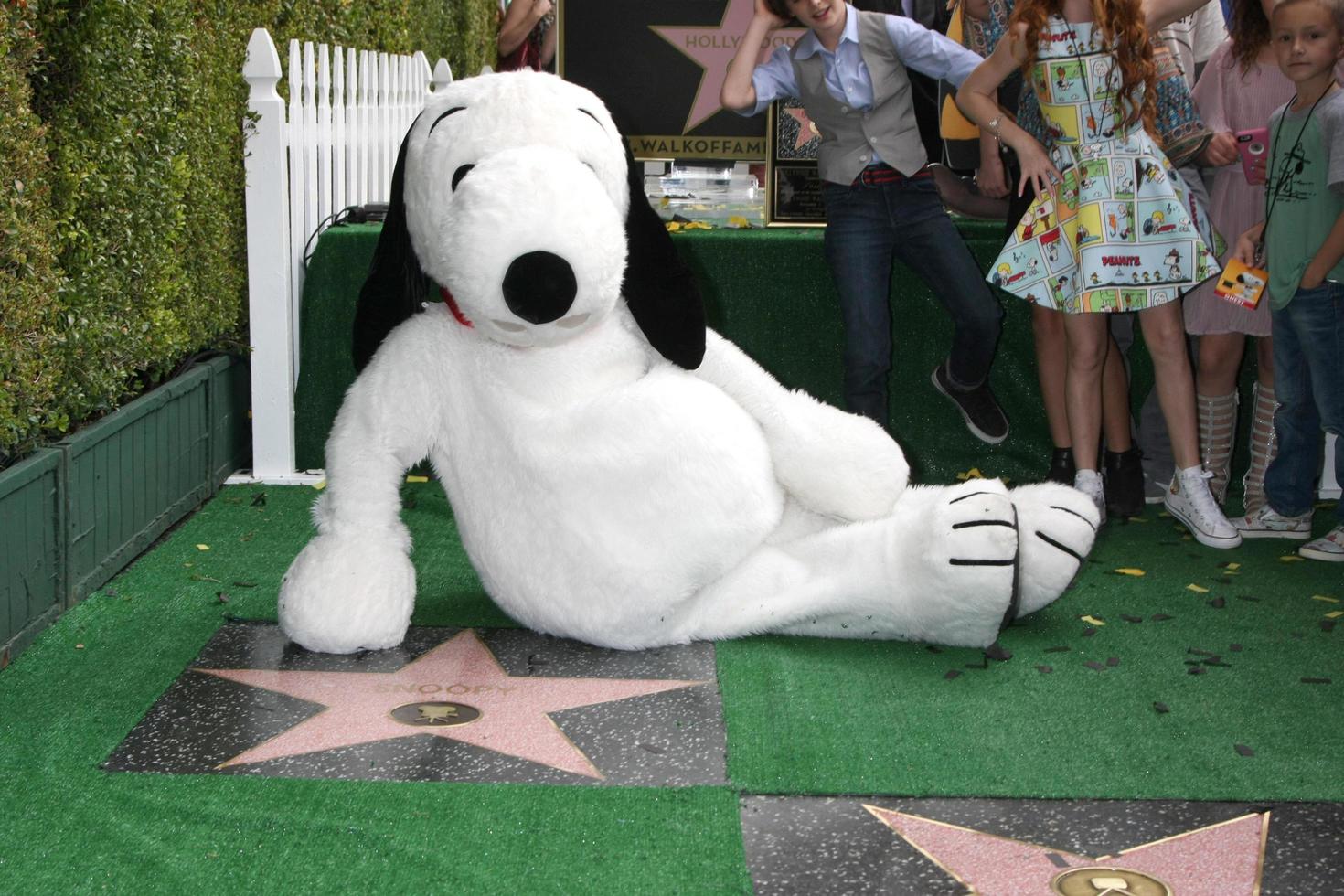 los angeles, 2 de novembro - snoopy na cerimônia de caminhada da fama snoopy hollywood na calçada da fama de hollywood em 2 de novembro de 2015 em los angeles, ca foto