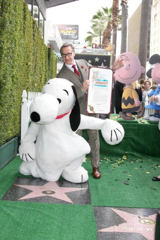 los angeles, 2 de novembro - snoopy, paul feig na cerimônia de caminhada da fama de snoopy hollywood na calçada da fama de hollywood em 2 de novembro de 2015 em los angeles, ca foto