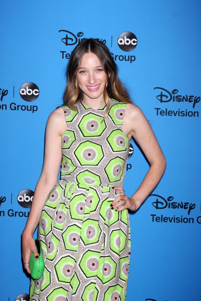 los angeles, 4 de agosto - sophie lowe chega à festa abc summer 2013 tca no beverly hilton hotel em 4 de agosto de 2013 em beverly hills, ca foto