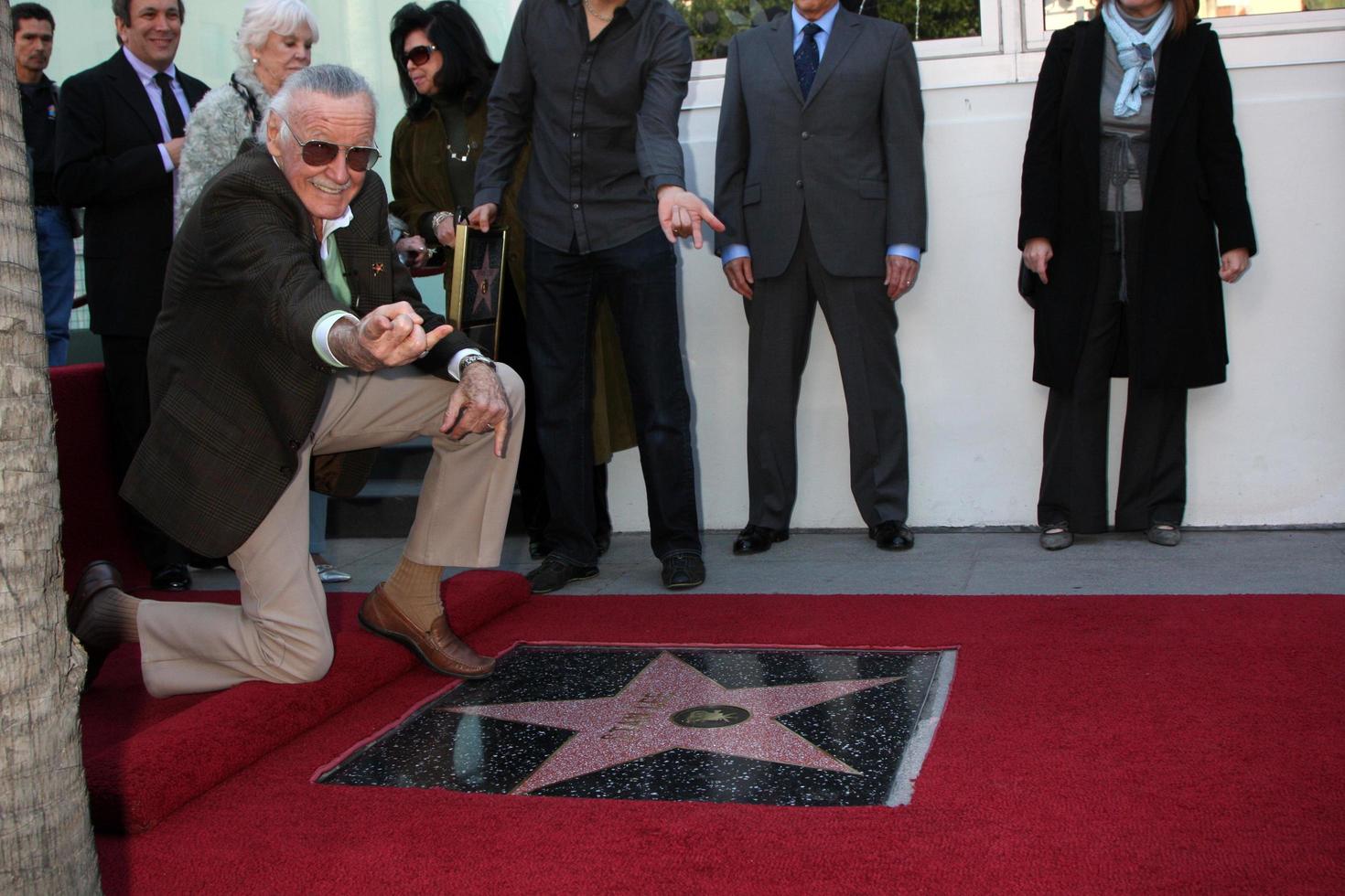 los angeles, 14 de janeiro - stan lee na cerimônia de stan lee ao receber sua estrela na calçada da fama de hollywood na calçada da fama de hollywood em 14 de janeiro de 2011 em los angeles, ca foto
