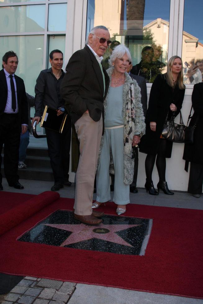 los angeles, 14 de janeiro - stan lee, esposa joan lee na cerimônia de stan lee quando ele recebe sua estrela na calçada da fama de hollywood na calçada da fama de hollywood em 14 de janeiro de 2011 em los angeles, ca foto