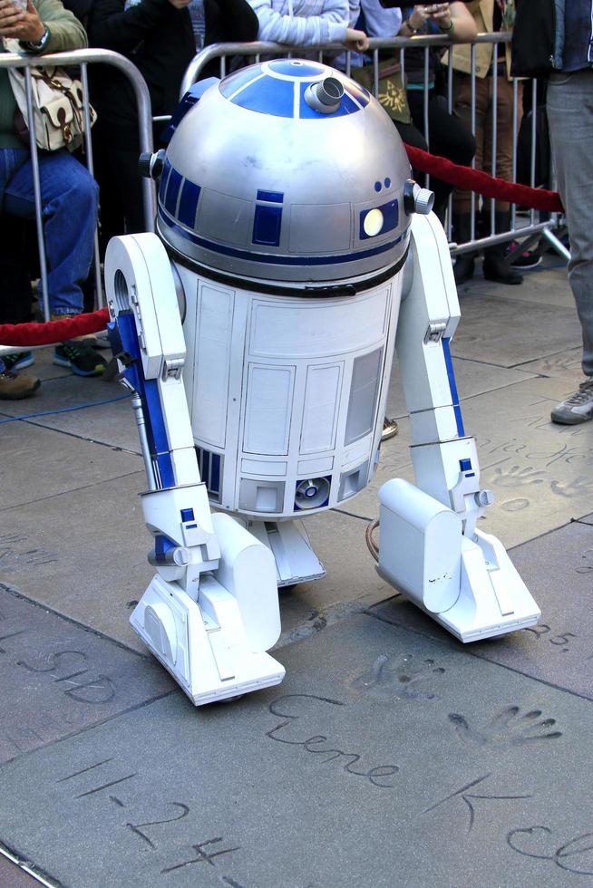 los angeles, 17 de dezembro - r2-d2 no australian star wars fãs se casam em um casamento com tema de star wars no tcl chinese theatre em 17 de dezembro de 2015 em los angeles, ca foto