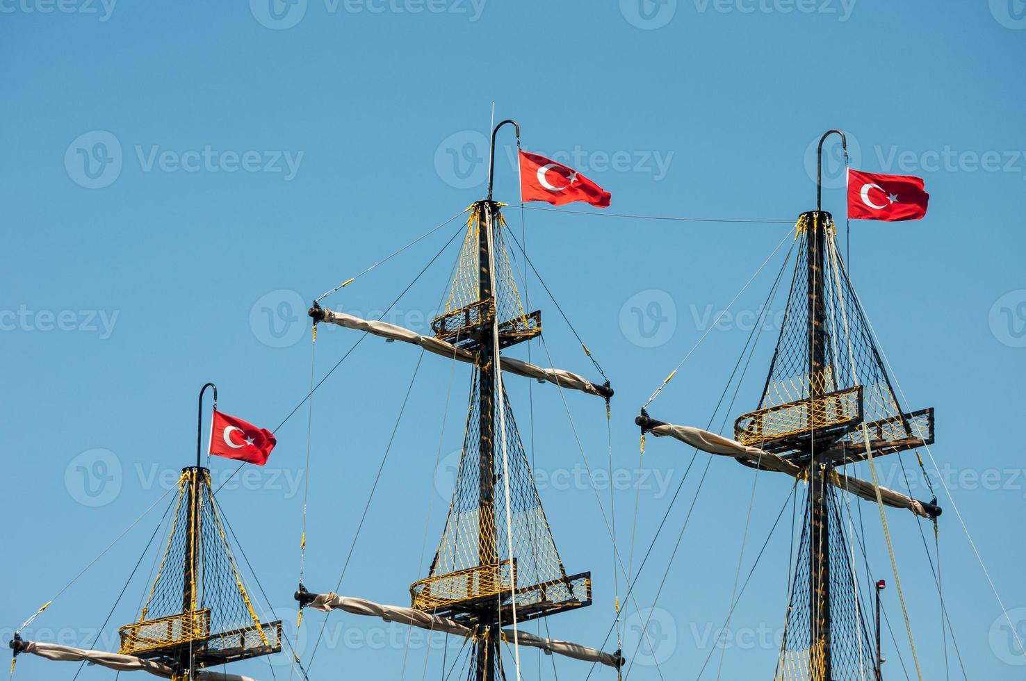bandeiras turcas em mastros foto