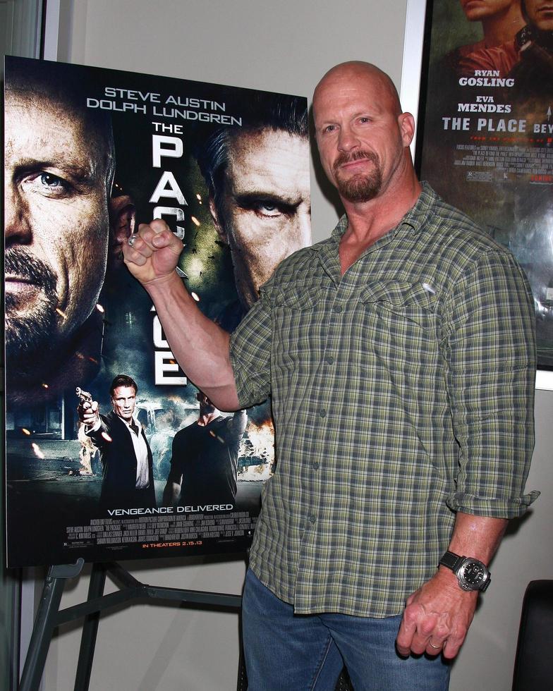 los angeles, 15 de fevereiro - steve austin em um especial q e uma exibição do pacote nos cinemas laemmle noho 7 em 15 de fevereiro de 2013 em north hollywood, ca foto