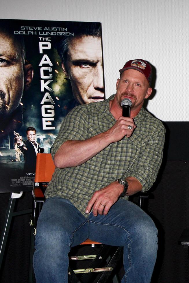 los angeles, 15 de fevereiro - steve austin em um especial q e uma exibição do pacote nos cinemas laemmle noho 7 em 15 de fevereiro de 2013 em north hollywood, ca foto