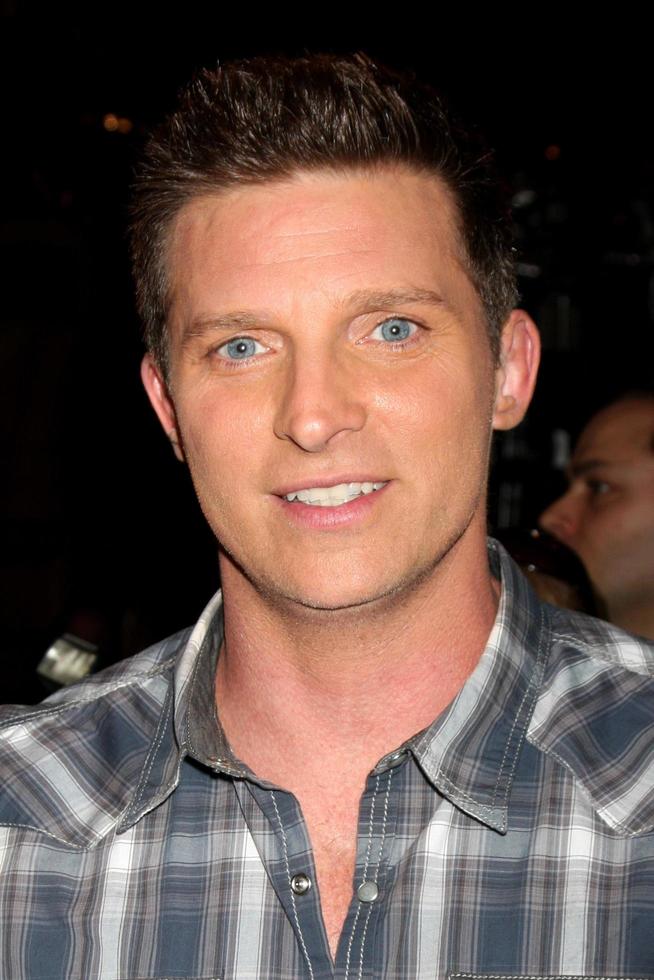 los angeles, 25 de março - steve burton no bolo de aniversário de 41 anos jovem e inquieto na cbs television city em 25 de março de 2014 em los angeles, ca foto