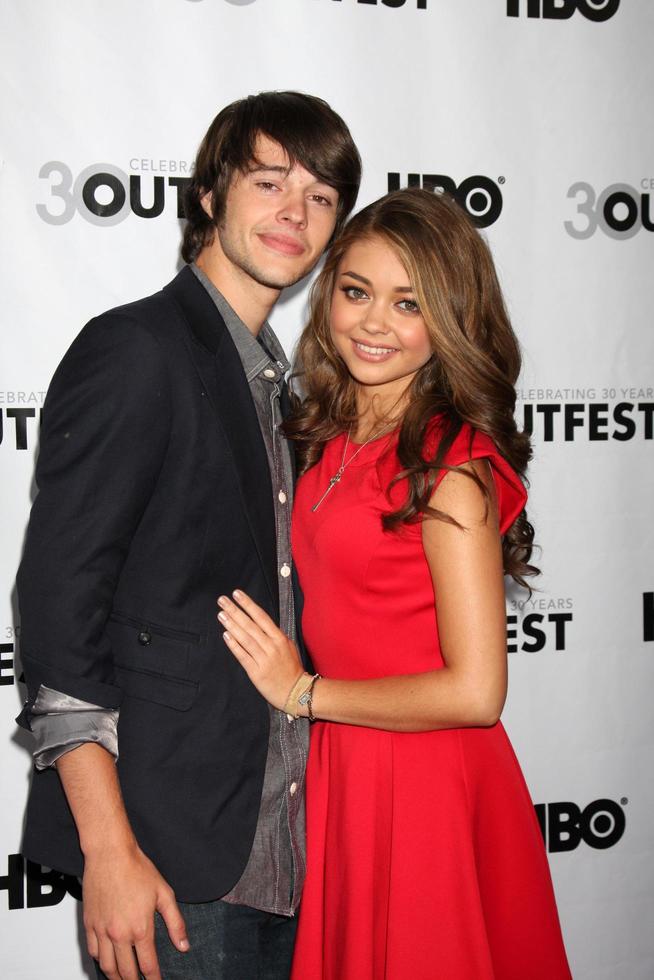 los angeles, 22 de julho - matt prokop, sarah hyland chega na noite de gala de encerramento do festival de 2012 de atingido por um raio no anfiteatro ja ford em 22 de julho de 2012 em los angeles, ca foto