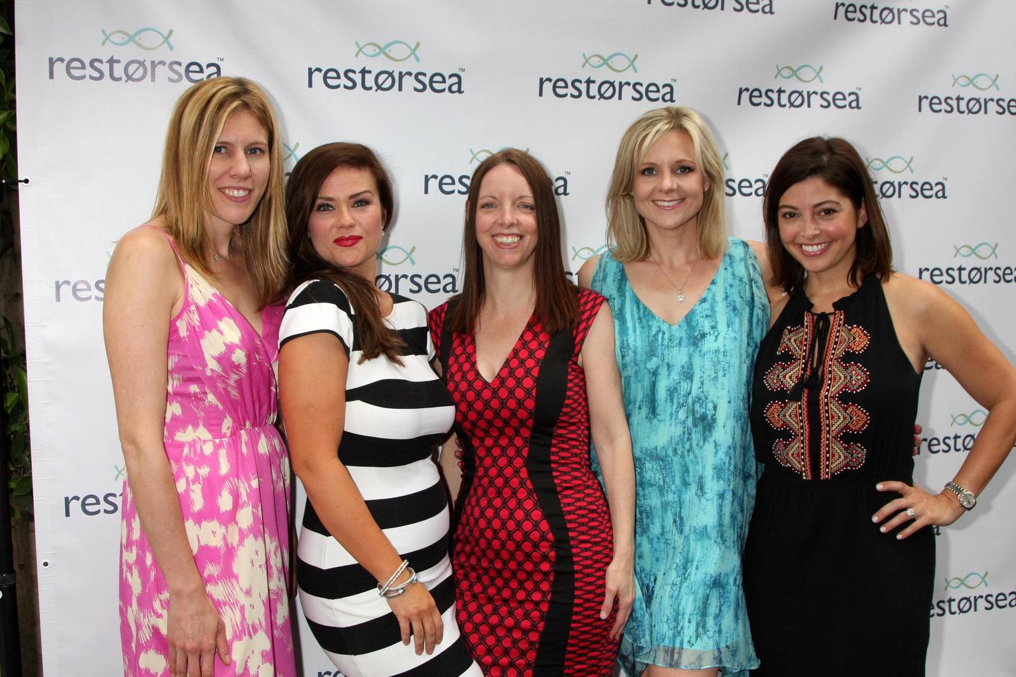 los angeles, 3 de maio - susan ward, friends at the restorsea gifting of skin care product at nemo on may 3, 2014 in west hollywood, ca foto