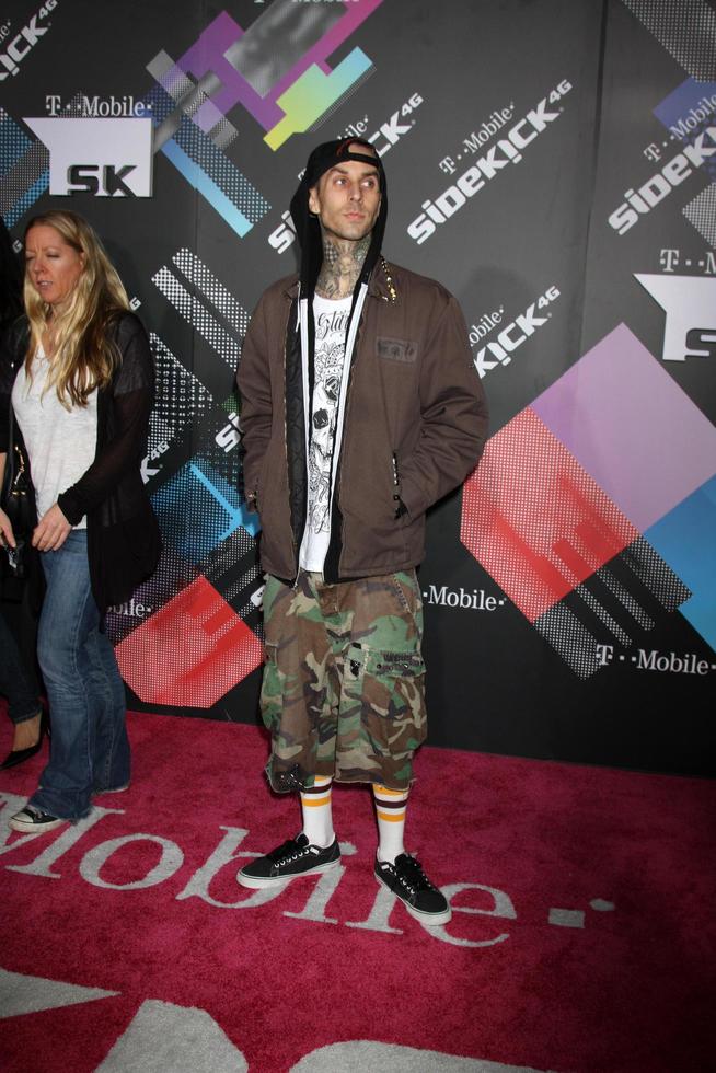 los angeles, 20 de abril - travis barker chegando no lançamento do novo t-mobile sidekick 4g no old robinson may building em 20 de abril de 2011 em beverly hills, ca foto