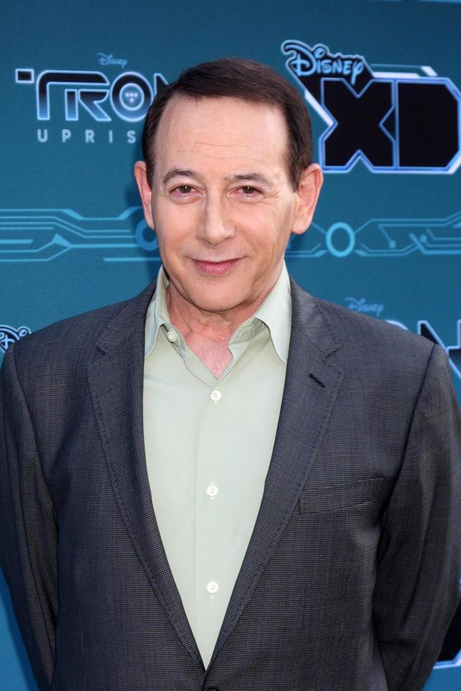 los angeles, 12 de maio - paul reubens chega ao disney xd s tron - evento de imprensa do levante e recepção no disneytoon studios disney tv animation em 12 de maio de 2012 em glendale, ca foto