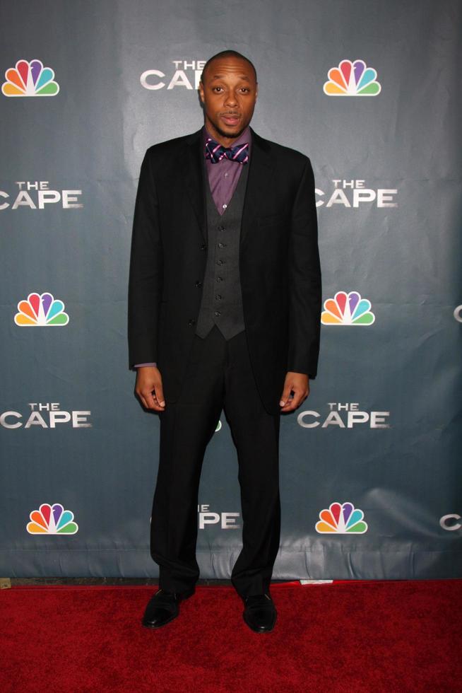 los angeles, 4 de janeiro - dorian missick chega à festa de estréia do cape no music box theatre em 4 de janeiro de 2011 em los angeles, ca foto