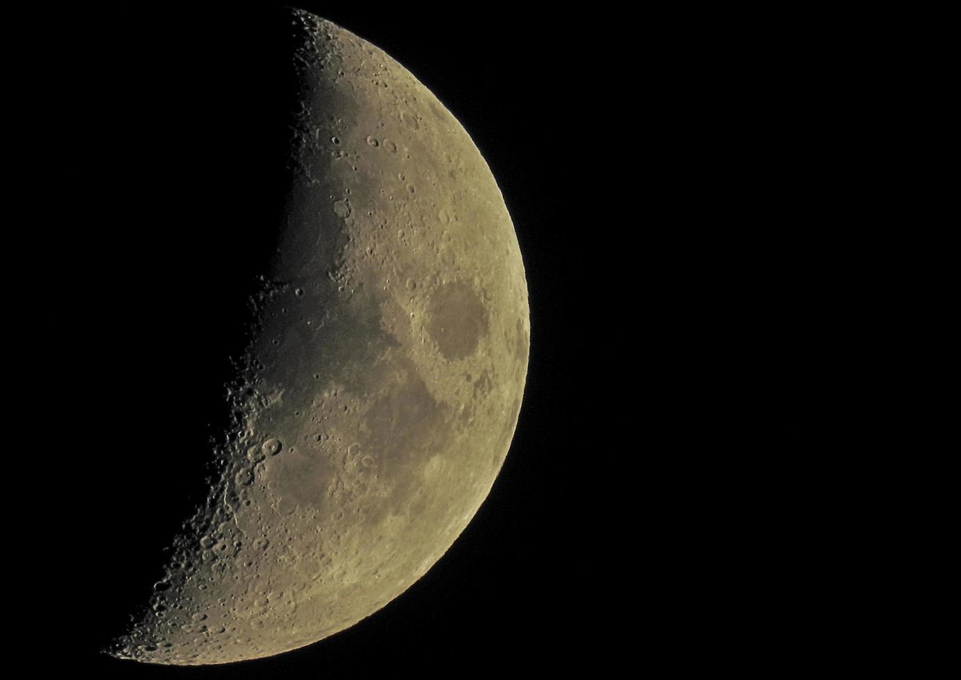 meia lua no céu negro foto