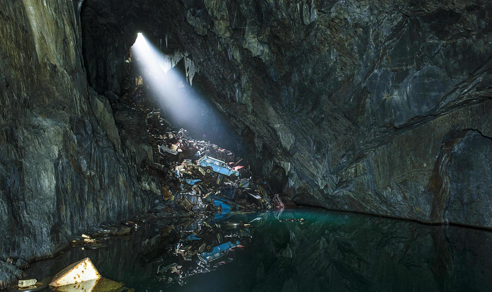 luz brilhando através de uma caverna foto