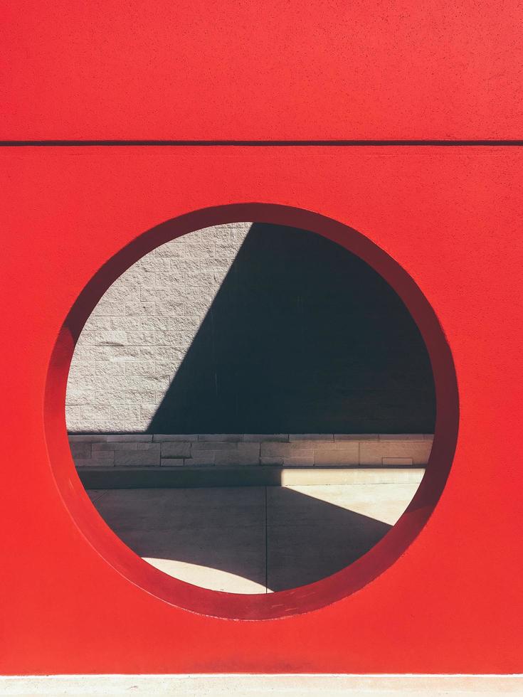 arquitetura abstrata pintada de vermelho foto