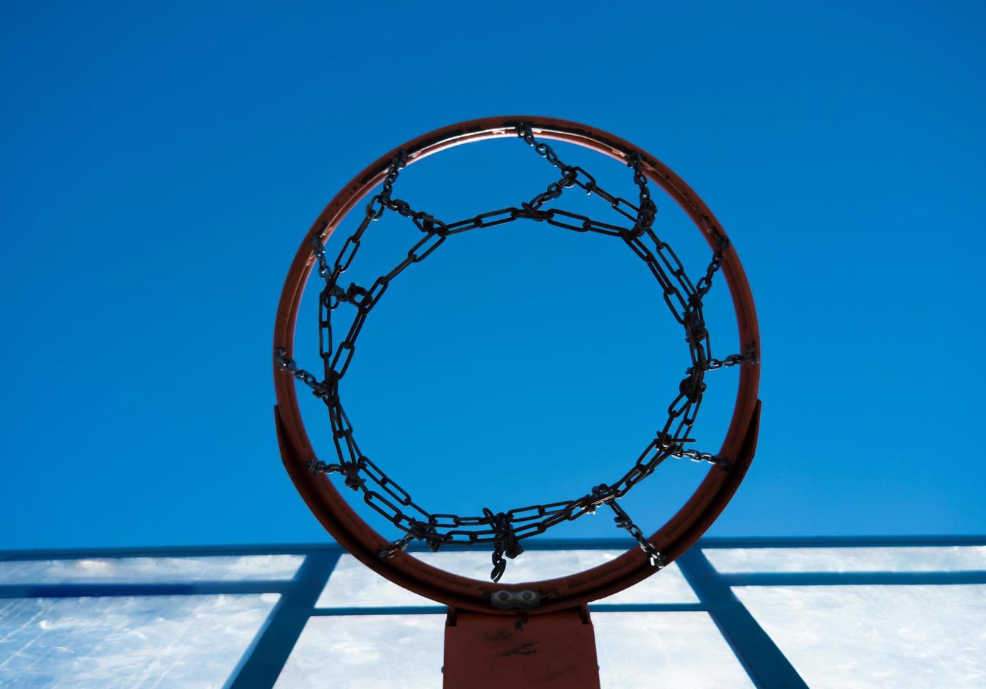 olhando para cima através de uma cesta de basquete foto