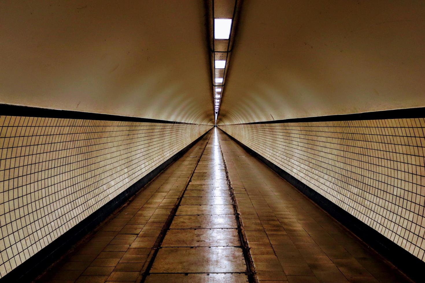 caminho do túnel iluminado foto