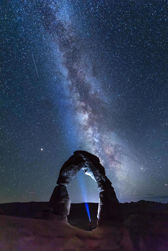 arco natural e via láctea durante a noite foto