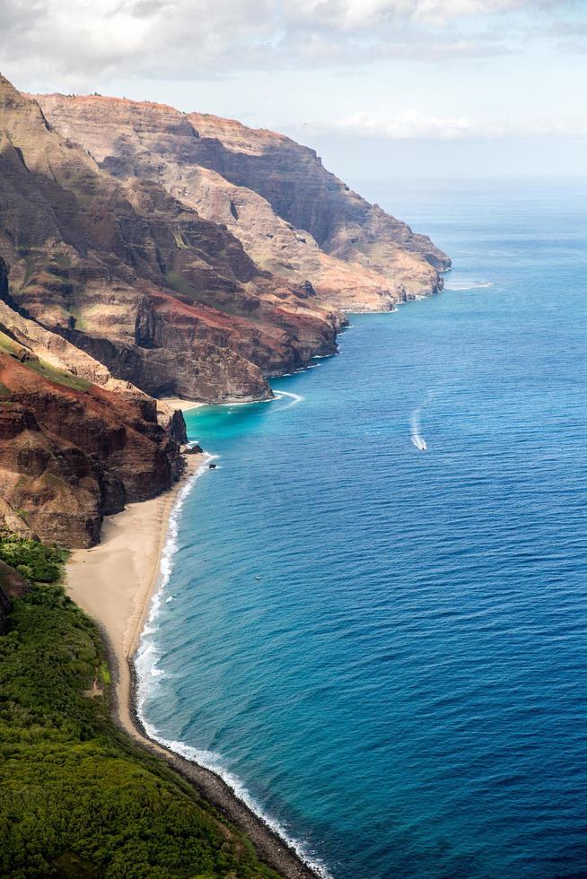 vista aérea de um litoral foto