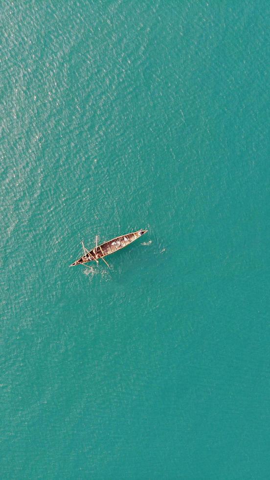vista aérea de barco em um mar calmo foto