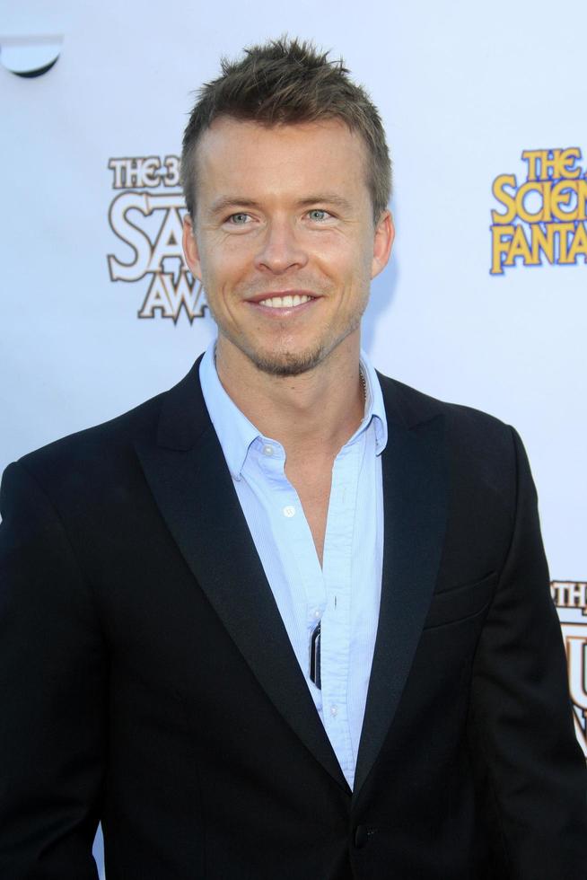 los angeles, 26 de junho - todd lasance chega ao 39º prêmio anual saturn nos náufragos em 26 de junho de 2013 em burbank, ca foto