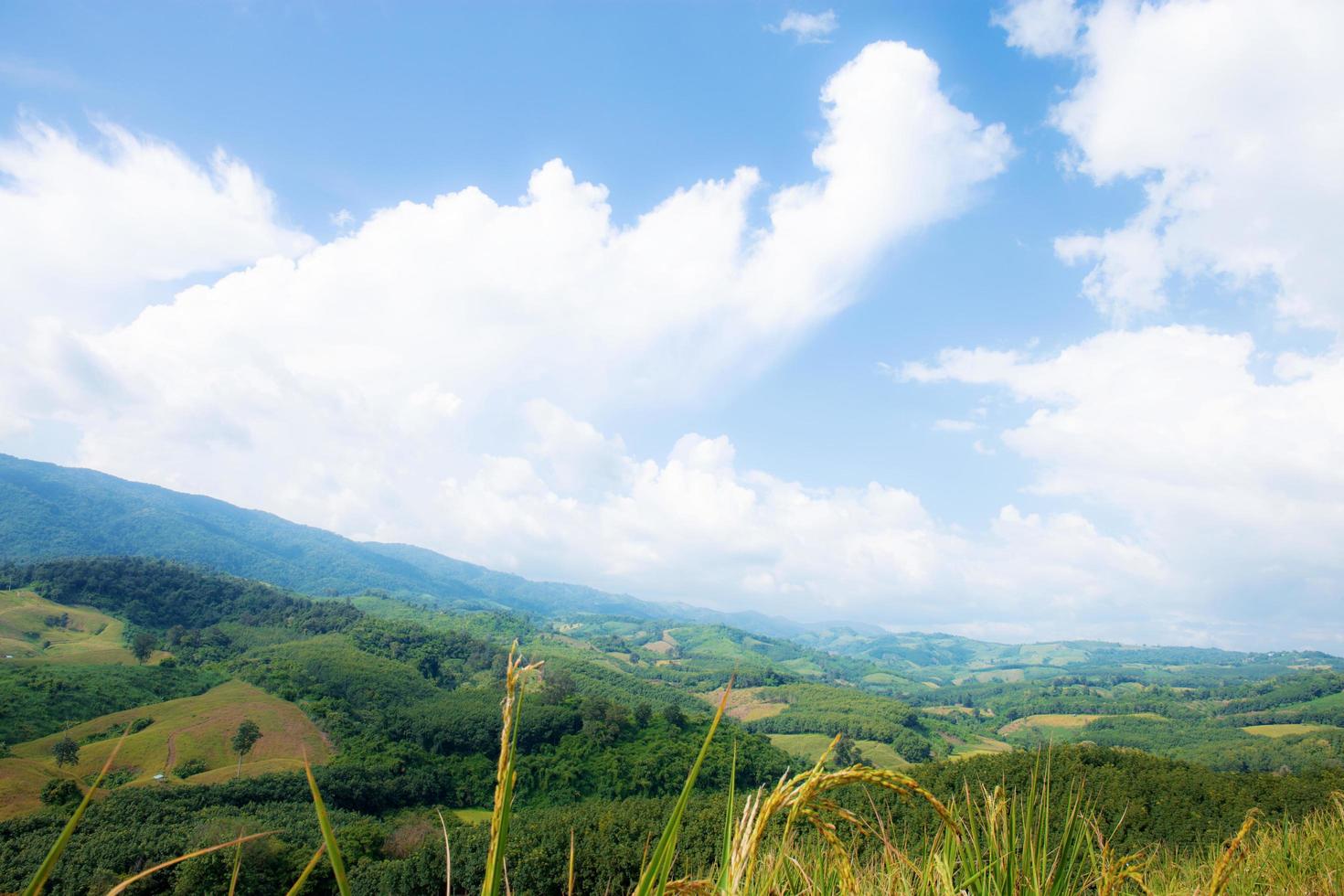 natureza montanhosa com céu azul foto