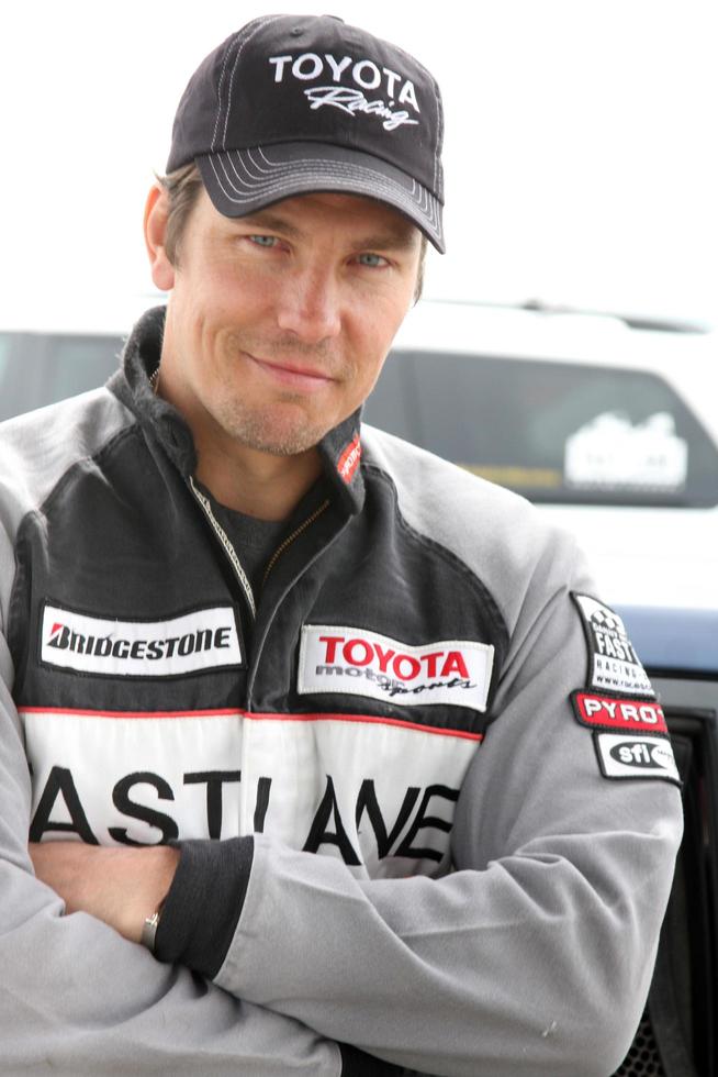 los angeles, 19 de março - michael trucco na sessão de treinamento de corrida de celebridades toyota pro em willow springs speedway em 19 de março de 2011 em rosamond, ca foto