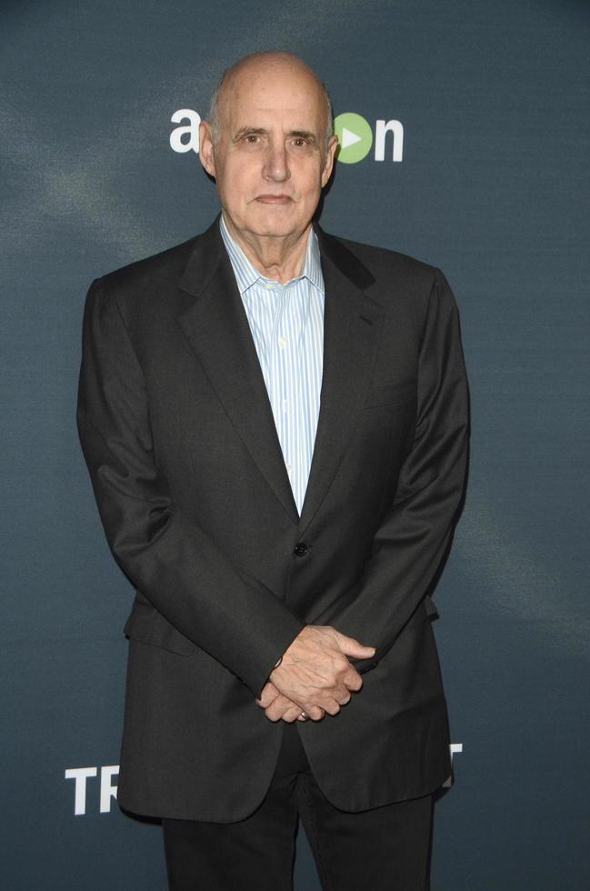 los angeles, 9 de novembro - jeffrey tambor na estréia transparente do tapete vermelho da segunda temporada no pacific design center em 9 de novembro de 2015 em west hollywood, ca foto