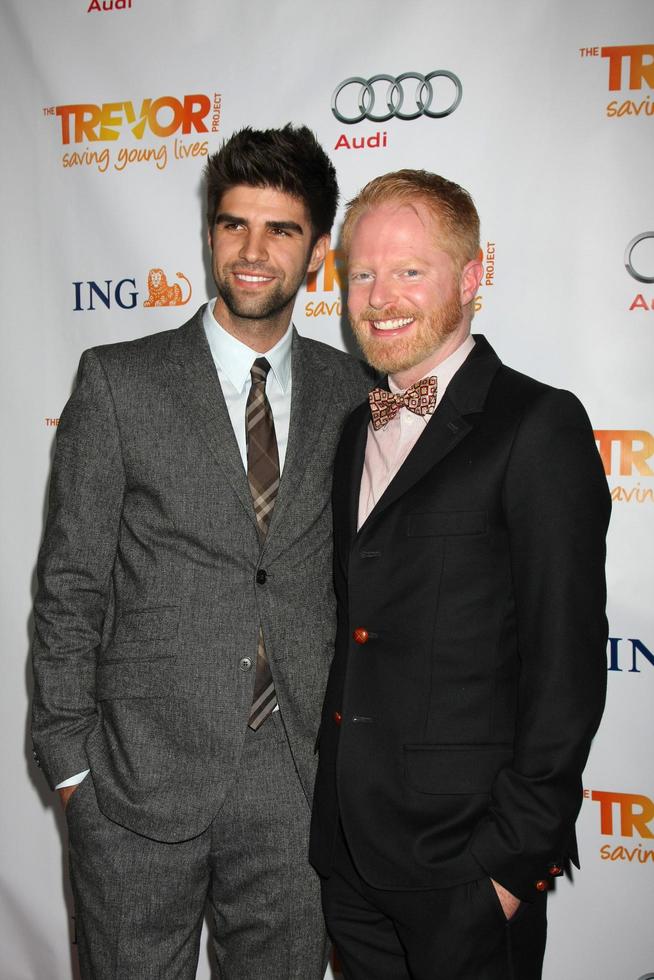 los angeles, 4 de dezembro - justin mikita, jesse tyler ferguson chega ao trevor project s 2011 trevor live at hollywood palladium em 4 de dezembro de 2011 em los angeles, ca foto