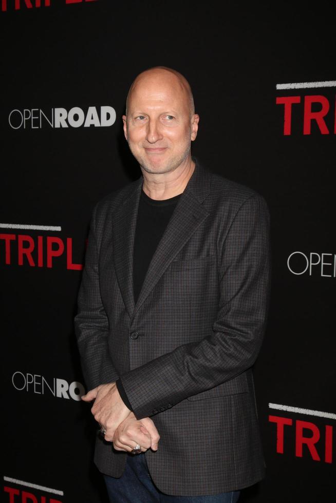 los angeles, 16 de fevereiro - john hillcoat no triple 9 premiere no regal 14 theaters em 16 de fevereiro de 2016 em los angeles, ca foto