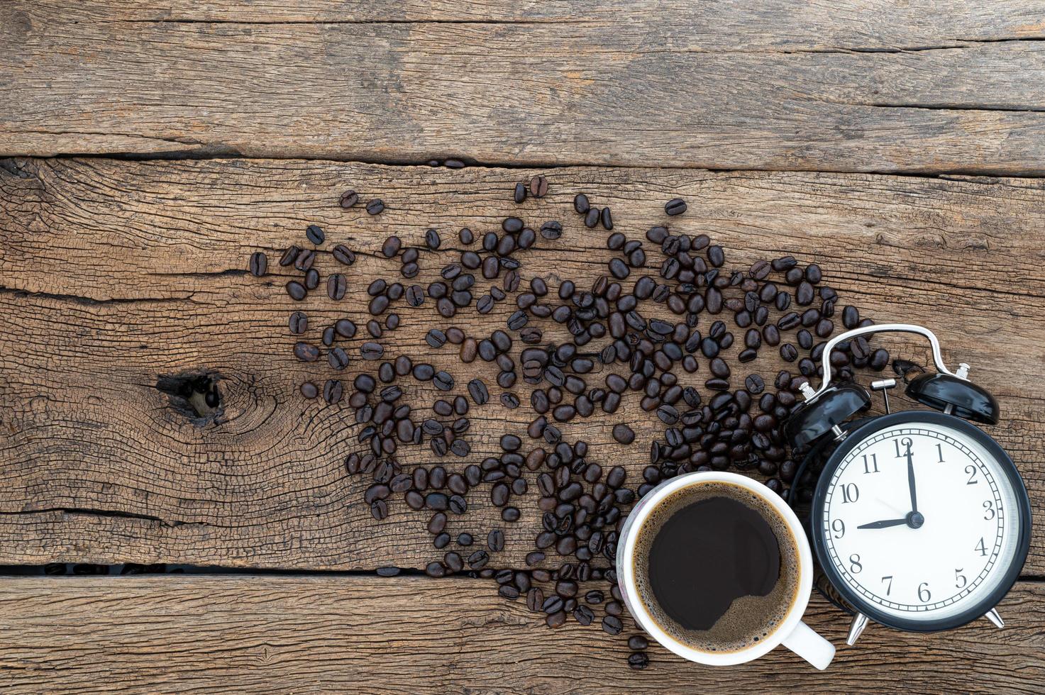 conceito de café de energia e tempo de trabalho na mesa vista no topo foto