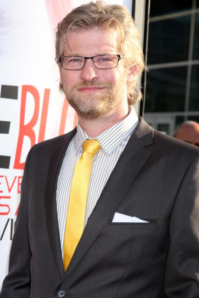 los angeles, 30 de maio - todd lowe chega na estréia da 5ª temporada de true blood no cinerama dome theater em 30 de maio de 2012 em los angeles, ca foto